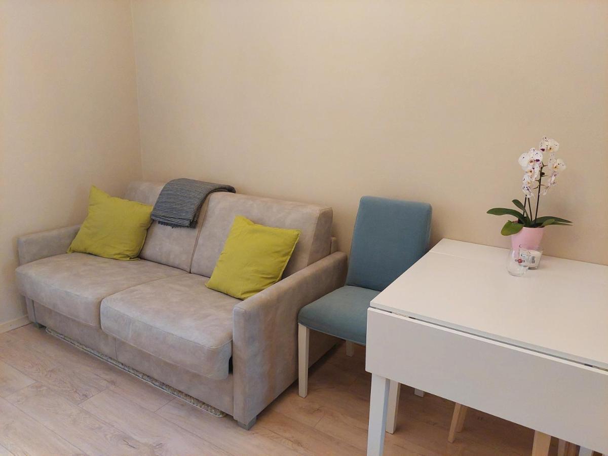 Cosy One Seperate Bedroom Apartment In City Center, Perfect For Family Trip. Рига Экстерьер фото