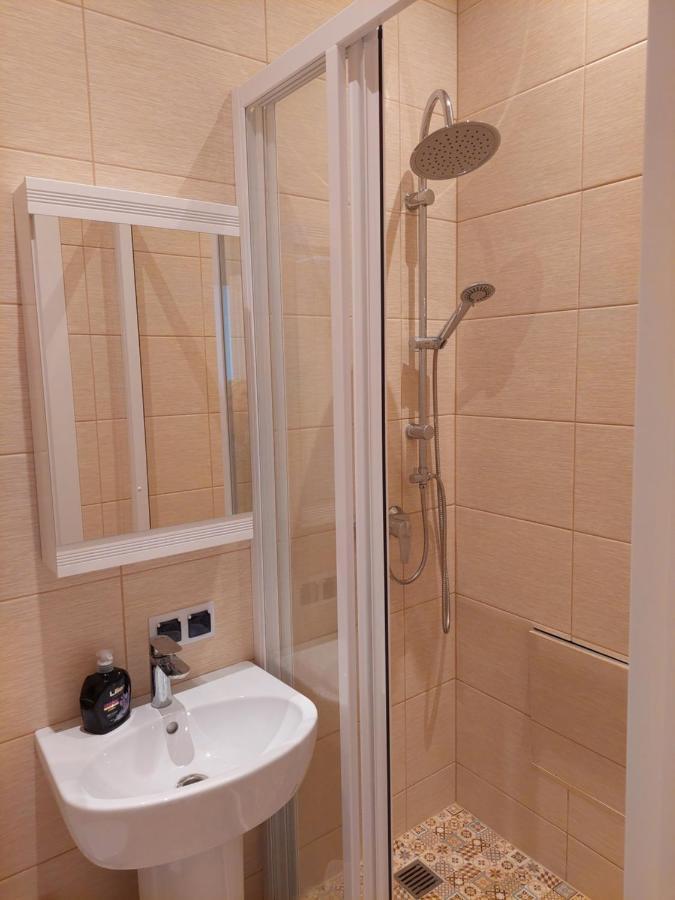 Cosy One Seperate Bedroom Apartment In City Center, Perfect For Family Trip. Рига Экстерьер фото